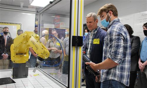 Governor Bill Lee watches students work in a mechatronics class